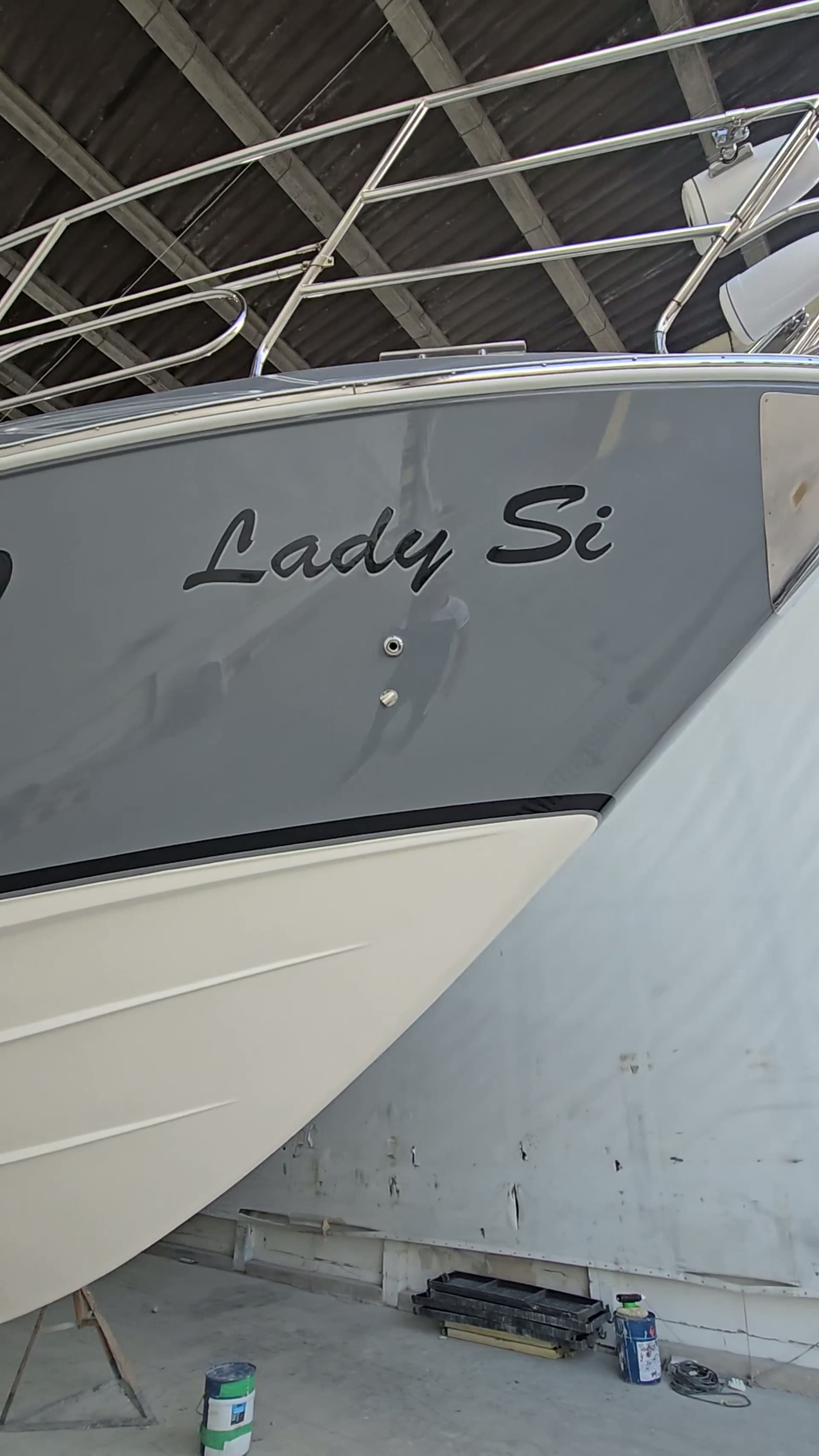 Miniatura do vídeo Iate em destaque no hangar