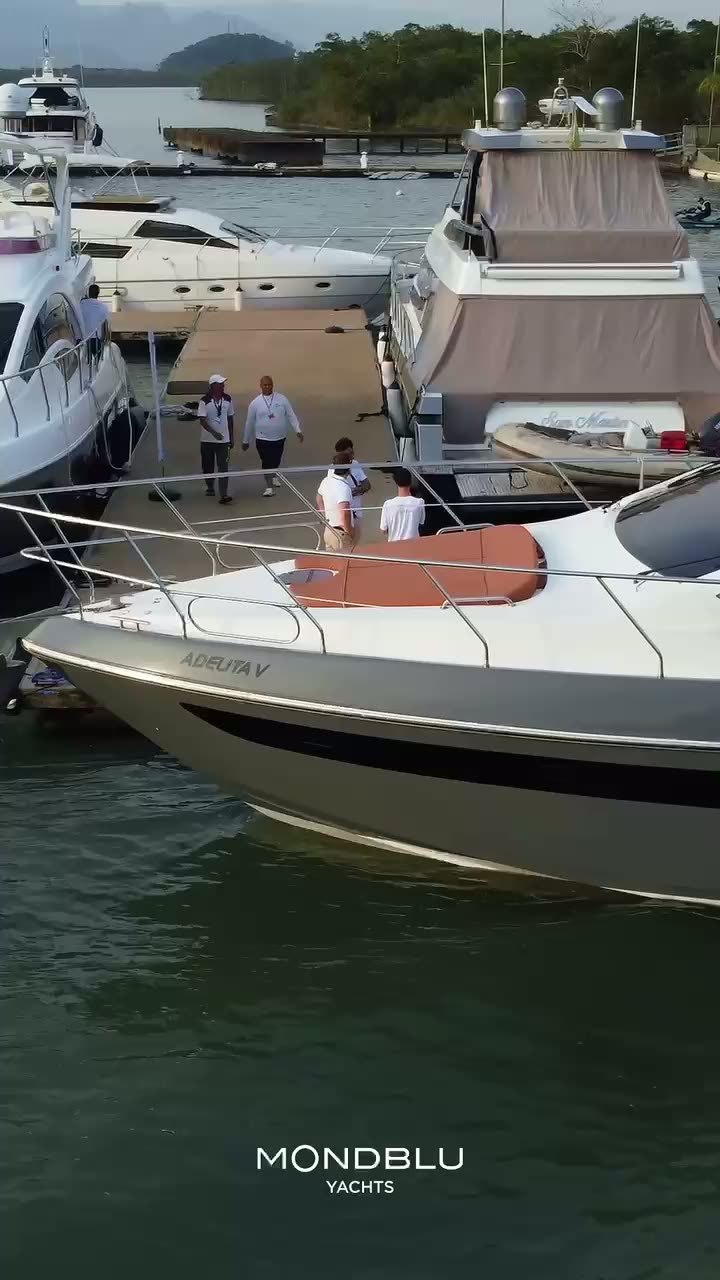 Miniatura do vídeo Embarcações na marina