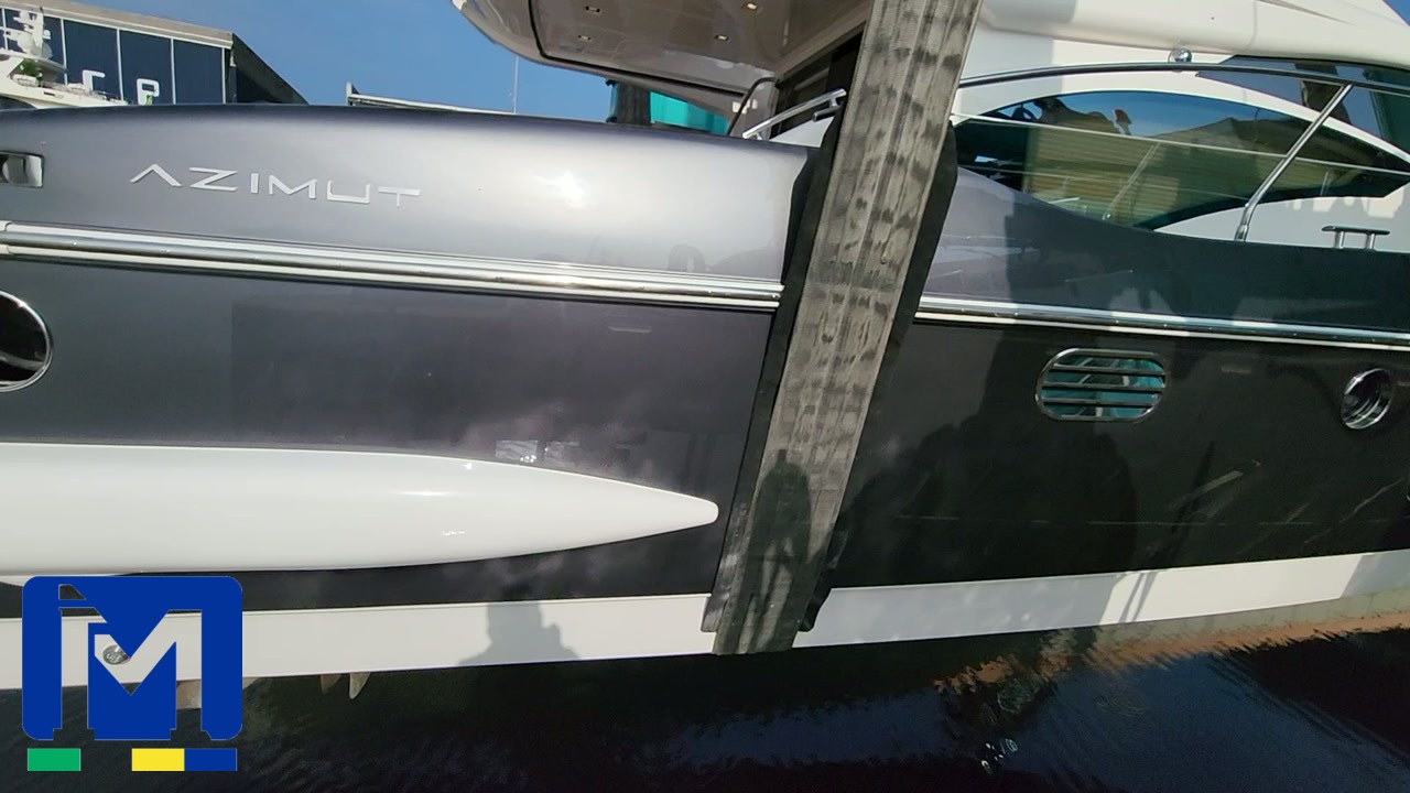 Miniatura do vídeo Azimut na marina